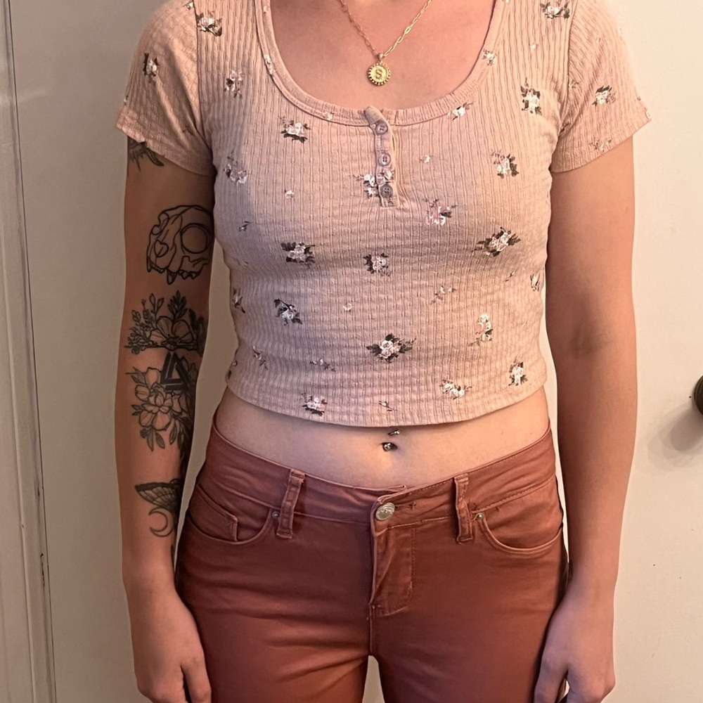 Pink floral short sleeve crop top - Picture 2 of 8